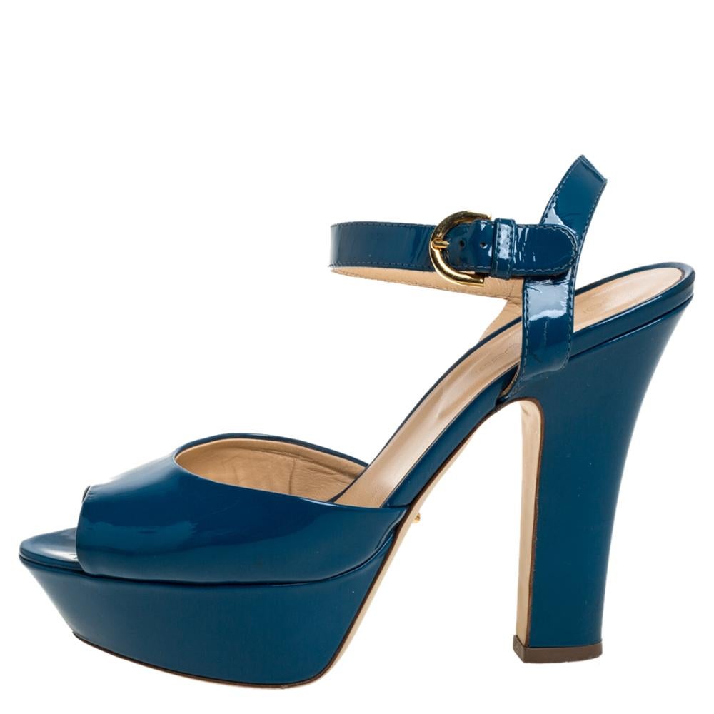 The charm and elegance of these Sergio Rossi sandals will certainly make your heart flutter. They are crafted with patent leather in a pretty blue hue. This stylish pair comes with an ankle strap secured with buckle fastenings, a leather-lined
