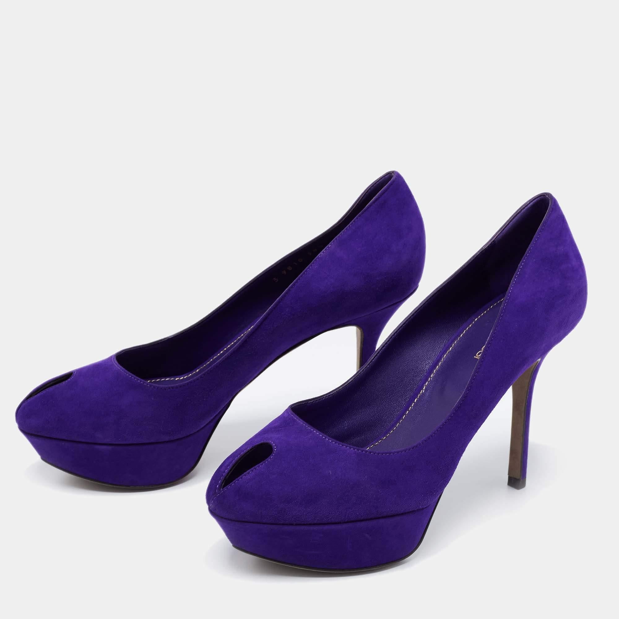 Project an elegant take in a comfortable manner with these timeless pumps by Sergio Rossi. Crafted in Italy from suede in a blue shade, they feature peep toes and 10.5 cm heels supported by platforms.

