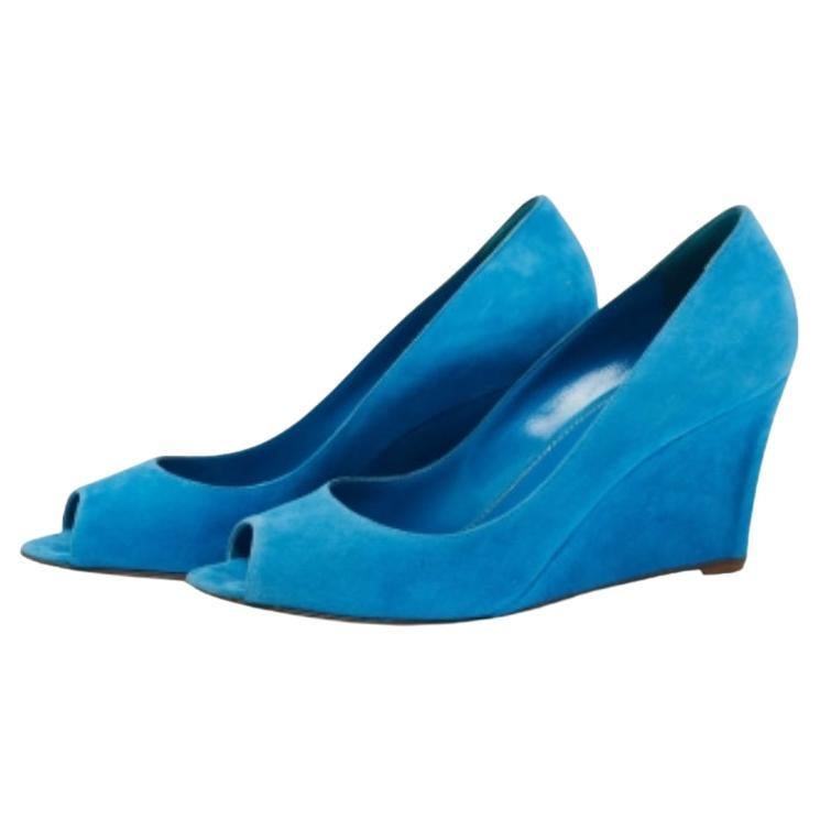 Ces escarpins Sergio Rossi sont élégants, féminins et faciles à coiffer. Confectionnées en daim souple, elles arborent une teinte bleue attrayante et des bouts pointus très convoités. La paire est complétée par des talons compensés de 9 cm pour une