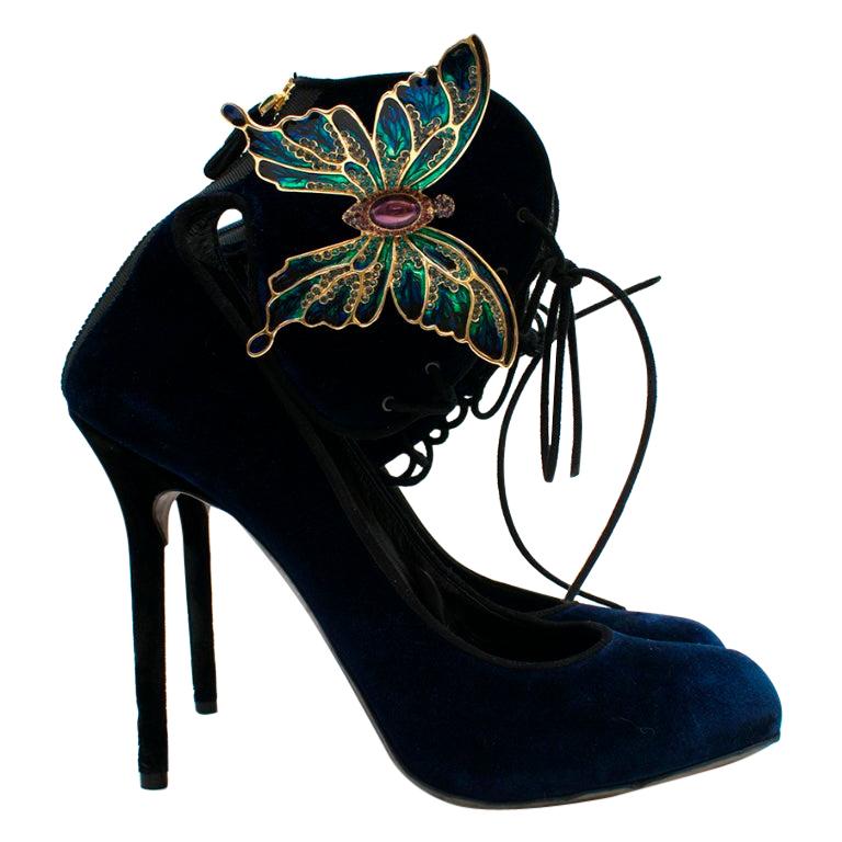 Sergio Rossi Blue Velvet Ornamented Heels 


These dark blue velvet Sergio Rossi heels feature a lace-up fastening at the front as well as a unique butterfly ornament embellished with multicolour rhinestones at the side.

- Back zipper closure with