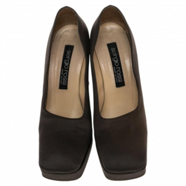 This pair of pumps from the House of Sergio Rossi will lend great comfort to your feet. They display a brown fabric upper with 10.5 cm block heels. To opt for a polished look, style these elegant pumps with your formal or casual outfits.Add at least