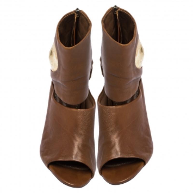 Die aus Leder gefertigten Booties von Sergio Rossi sind langlebig und überzeugen durch ihren Stil. Sie haben offene Zehen, Cut-Out-Details, Reißverschlüsse auf der Rückseite und 9 cm hohe Absätze. Sie werden Ihnen sicher helfen, Ihren persönlichen