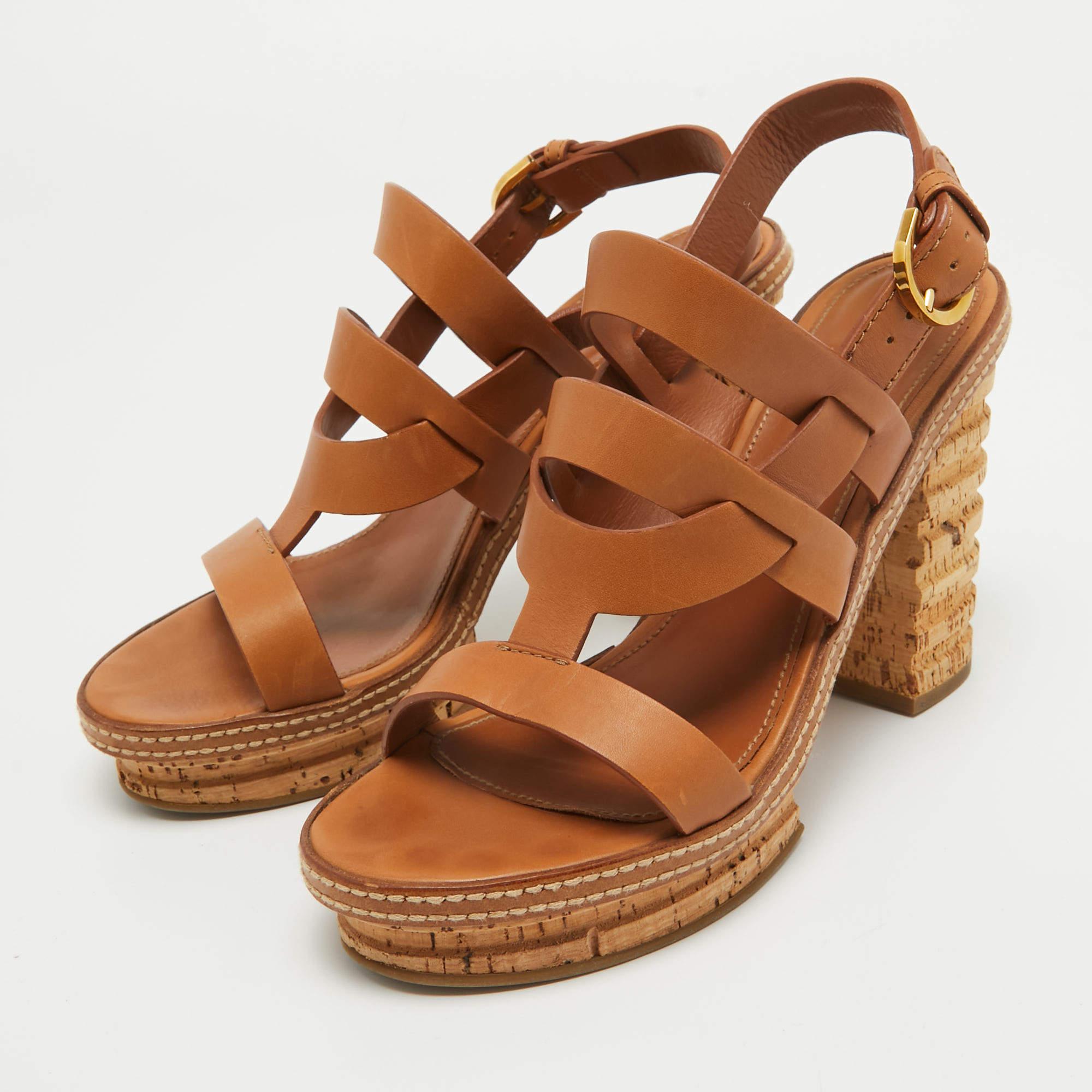 These sandals will offer you both luxury and comfort. Made from quality materials, they come in a versatile shade and are equipped with comfortable insoles.