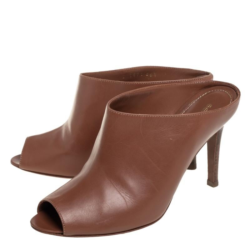 We're greatly impressed by these mule sandals from Sergio Rossi! They are crafted from brown leather and styled with a peep toe and an open-back silhouette. Comfortable leather-lined insoles and 9 cm stiletto heels complete this fabulous