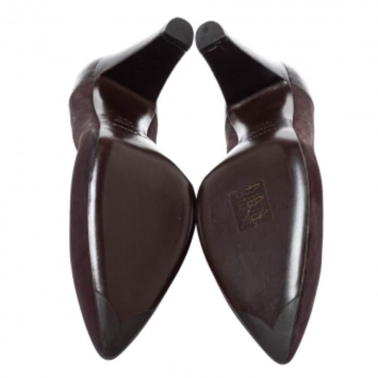 These brown pumps from Sergio Rossi will assist you in making a remarkable style statement. They have been designed in a pointed-toe silhouette from nubuck leather and endowed with comfortable leather-lined insoles, thin concealed platforms and 9 cm