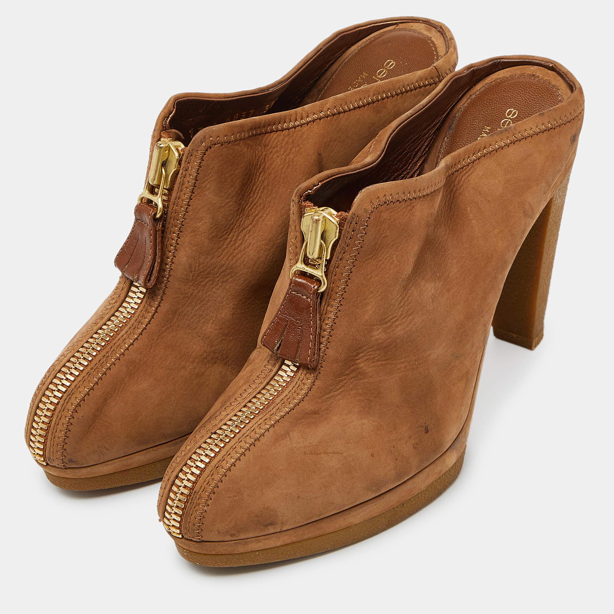 Sergio Rossi is all set to impress you with these stunning mules. Crafted from fine materials they feature sturdy heels. This pair of mules will raise your style factor.
