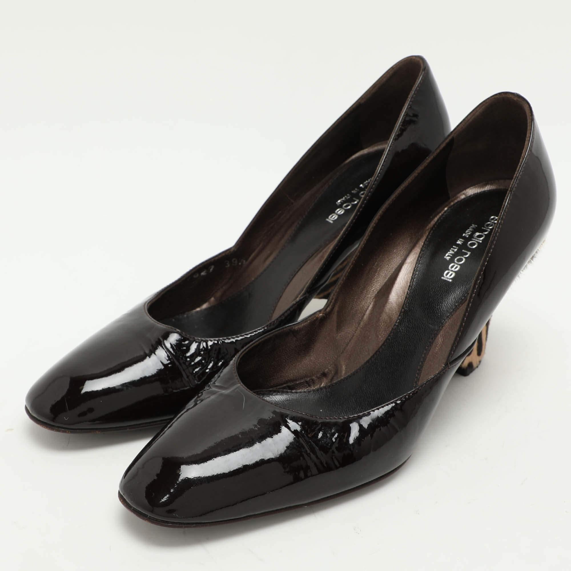 Exhibe un estilo elegante con este par de zapatos de salón. Estos elegantes zapatos están fabricados con materiales de calidad. Llevan suelas duraderas y tacones elegantes.