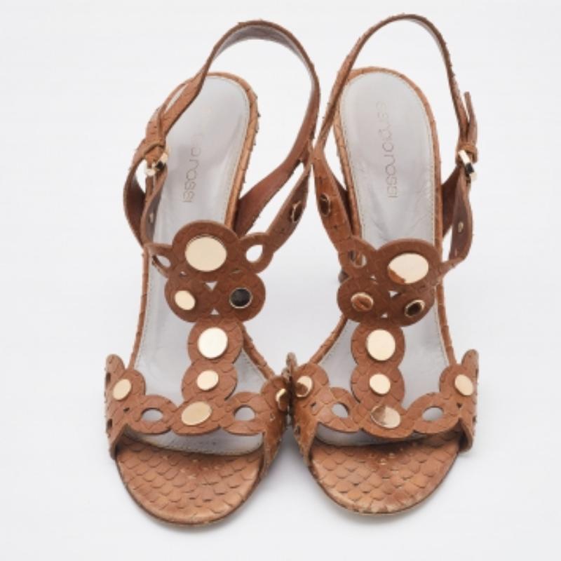 Migliora il tuo look aggiungendo questi sandali firmati al tuo bel guardaroba. Sono realizzati con maestria per garantire una vestibilità e uno stile perfetti.