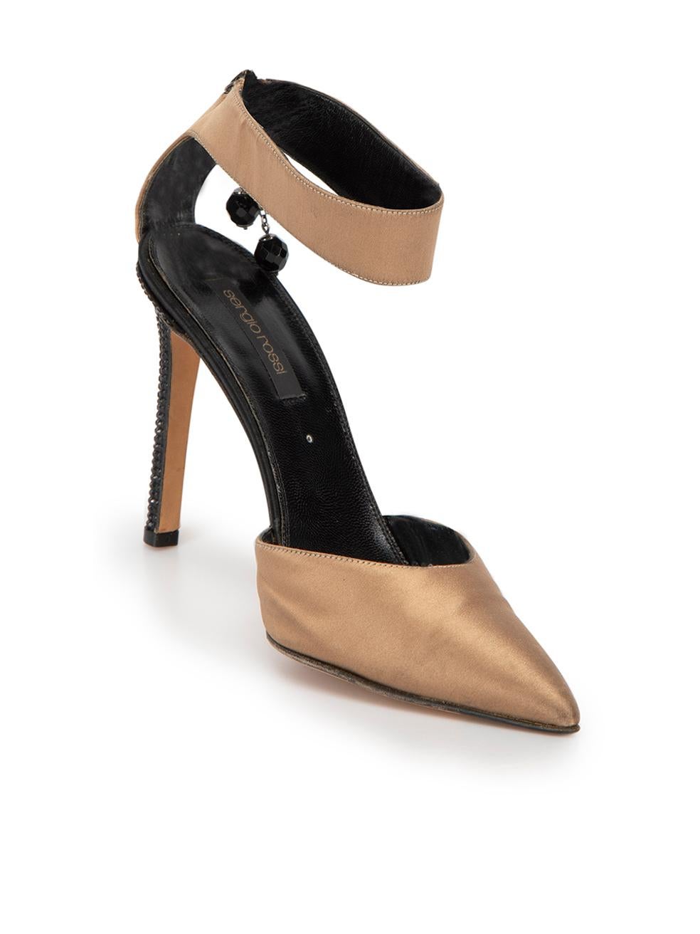 L'ÉTAT est très bon. L'usure minimale des chaussures est évidente. Usure minimale aux deux orteils sur cet article de revente d'occasion Sergio Rossi. 
 
 
 
 Détails
 
 
 Marron
 
 Satin
 
 Talons
 
 Bout pointu
 
 Talon haut orné de cristaux
 
