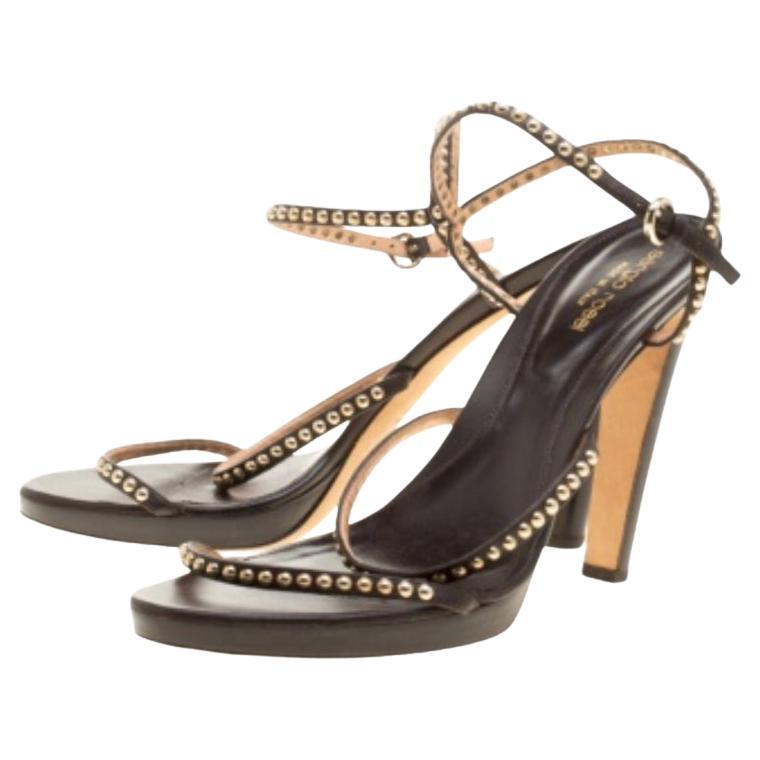 Fáciles de llevar, cómodas y, sin embargo, elegantes y glamurosas sin esfuerzo, estas sandalias de plataforma con puntera abierta de Sergio Rossi pueden combinarse con looks especiales tanto de día como de noche. Diseñados en piel de tiras marrón,