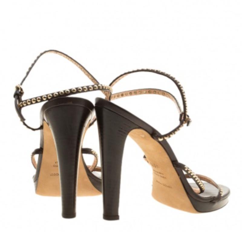 Sergio Rossi Sandalias de piel con tiras y tachuelas en marrón con plataforma y puntera abierta talla 40.5 en Bueno estado para la venta en Dubai, Al Qouz 2