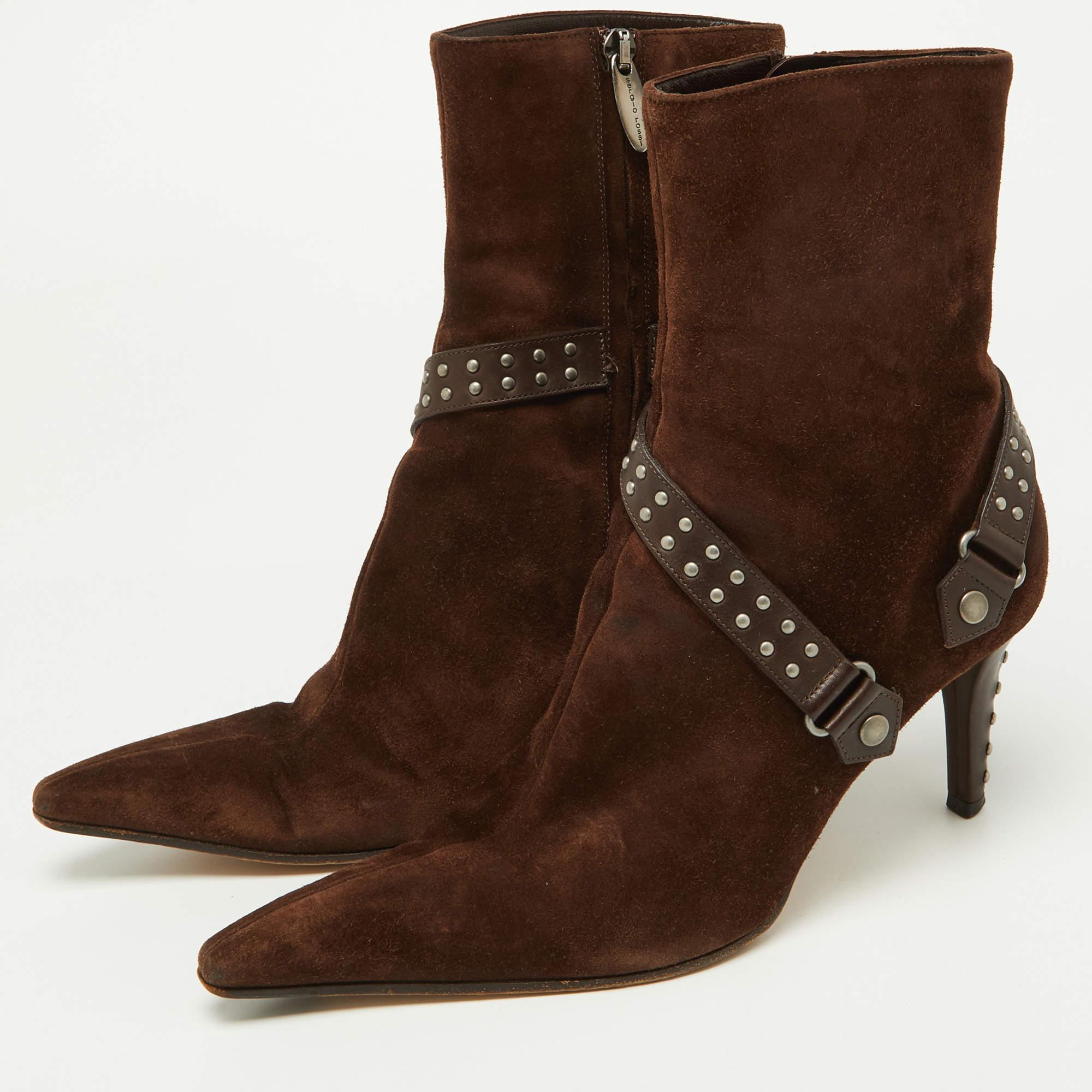 Boots are an essential part of your wardrobe and these boots crafted from top quality materials are a fine choice. Offering the best of comfort and style this sturdy soled pair would be great with a dress for a casual day out