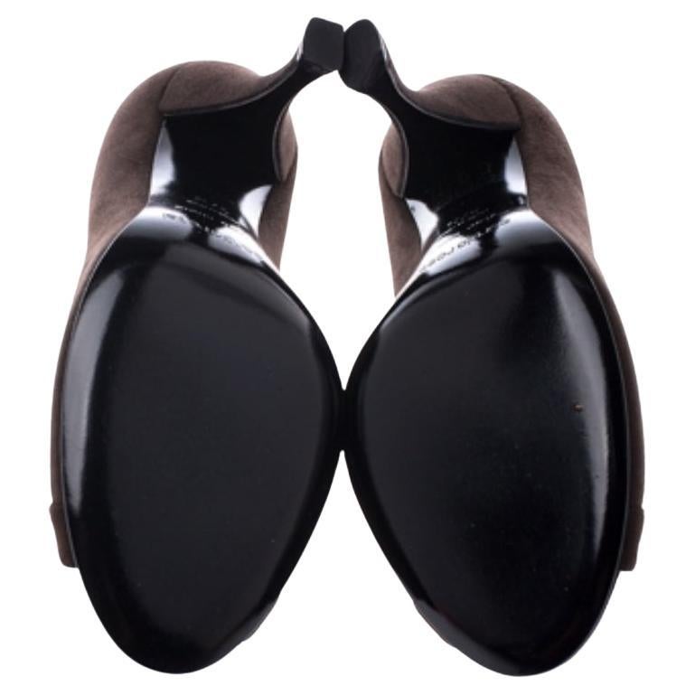 Queste décolleté Sergio Rossi sono il paio perfetto da sfoggiare con il tuo guardaroba di classe. Realizzate in pelle scamosciata marrone con abbellimenti metallici femminili appollaiati sulla tomaia, sono dotate di punta peep, comode solette e