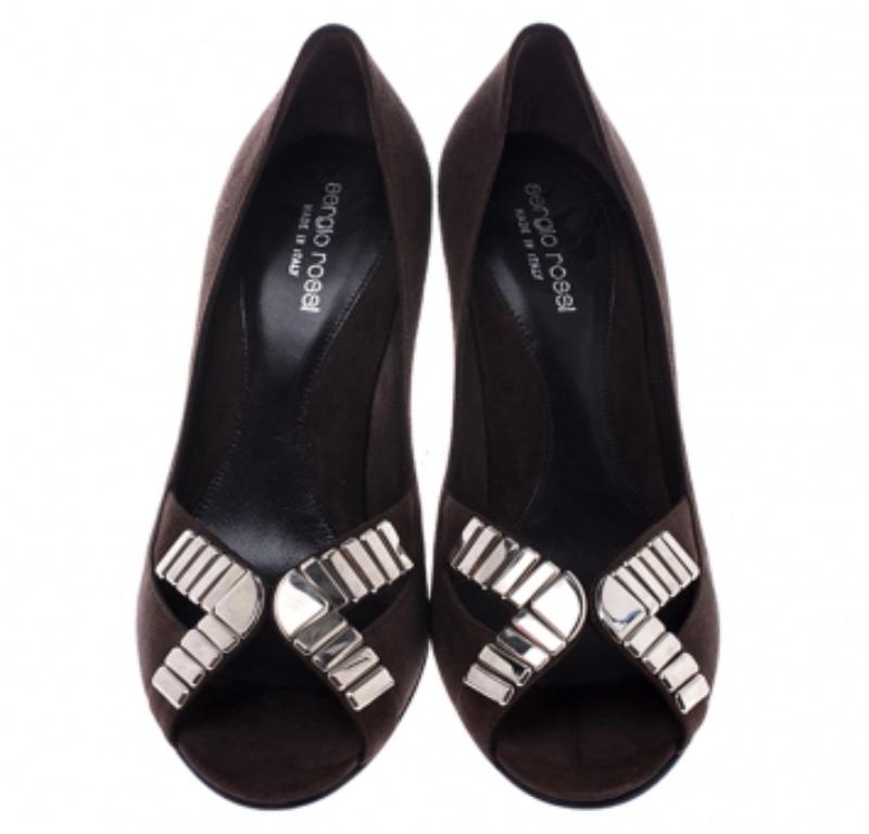 Sergio Rossi, camoscio marrone con decorazioni in metallo, Peep Toe Pumps 37,5 In condizioni ottime in vendita a Dubai, Al Qouz 2