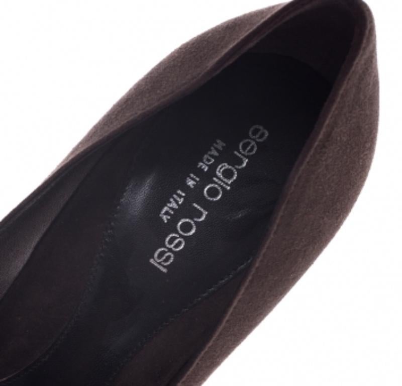Donna Sergio Rossi, camoscio marrone con decorazioni in metallo, Peep Toe Pumps 37,5 in vendita