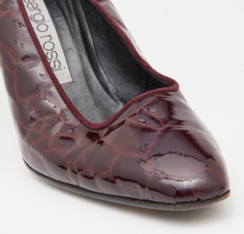 Sergio Rossi Bombas de charol en relieve de cocodrilo burdeos talla 36.5 en Bastante bueno estado para la venta en Dubai, Al Qouz 2