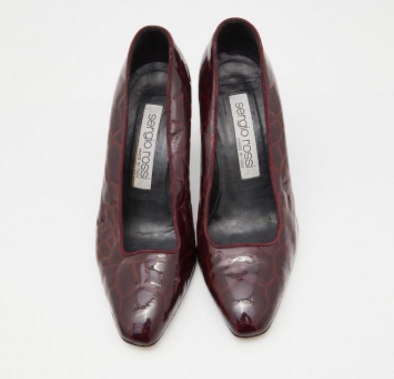 Sergio Rossi Bombas de charol en relieve de cocodrilo burdeos talla 36.5 en venta 1