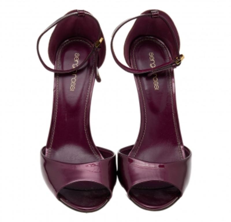 Sergio Rossi - Sandales à talons et brides à la cheville en cuir verni bordeaux, taille 39 État moyen - En vente à Dubai, Al Qouz 2