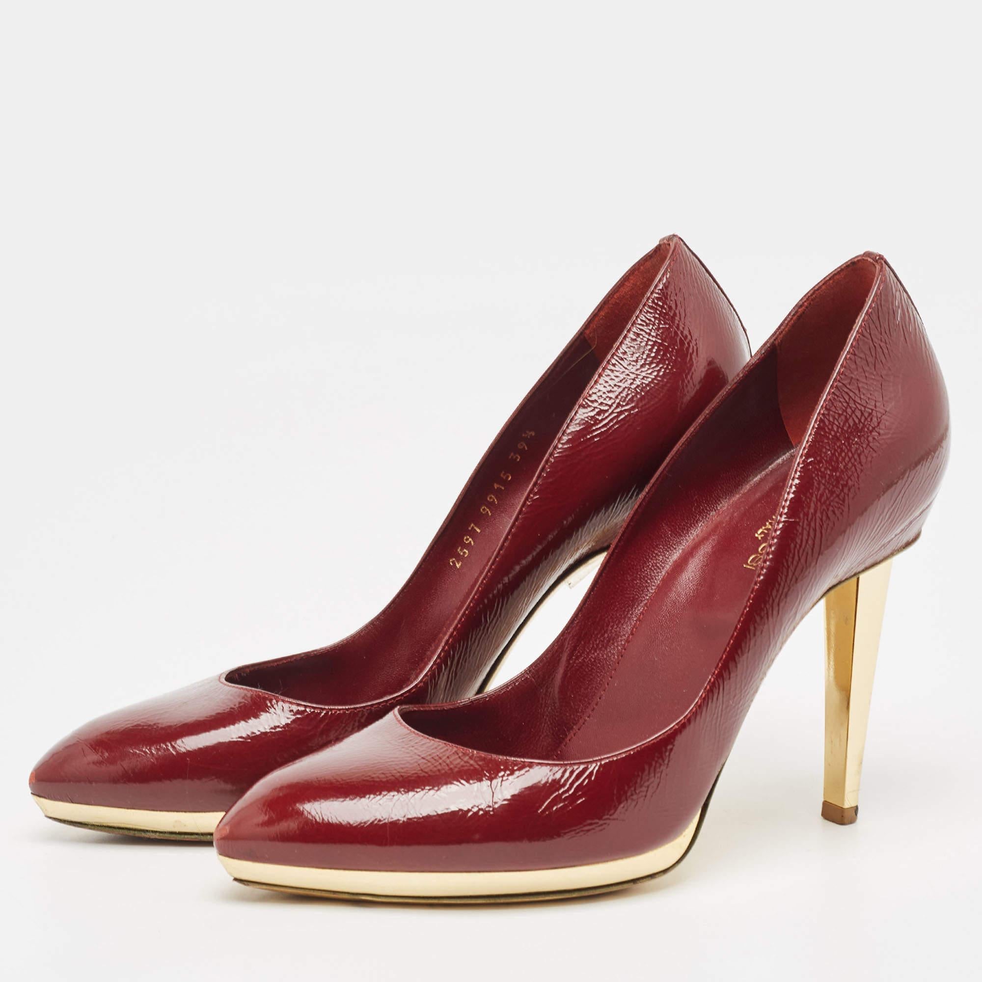 Archi sinuosi, un fascino femminile e una struttura ben costruita definiscono questo set di décolleté di design. Con comode solette e tacchi eleganti, abbinali ai tuoi abiti preferiti.