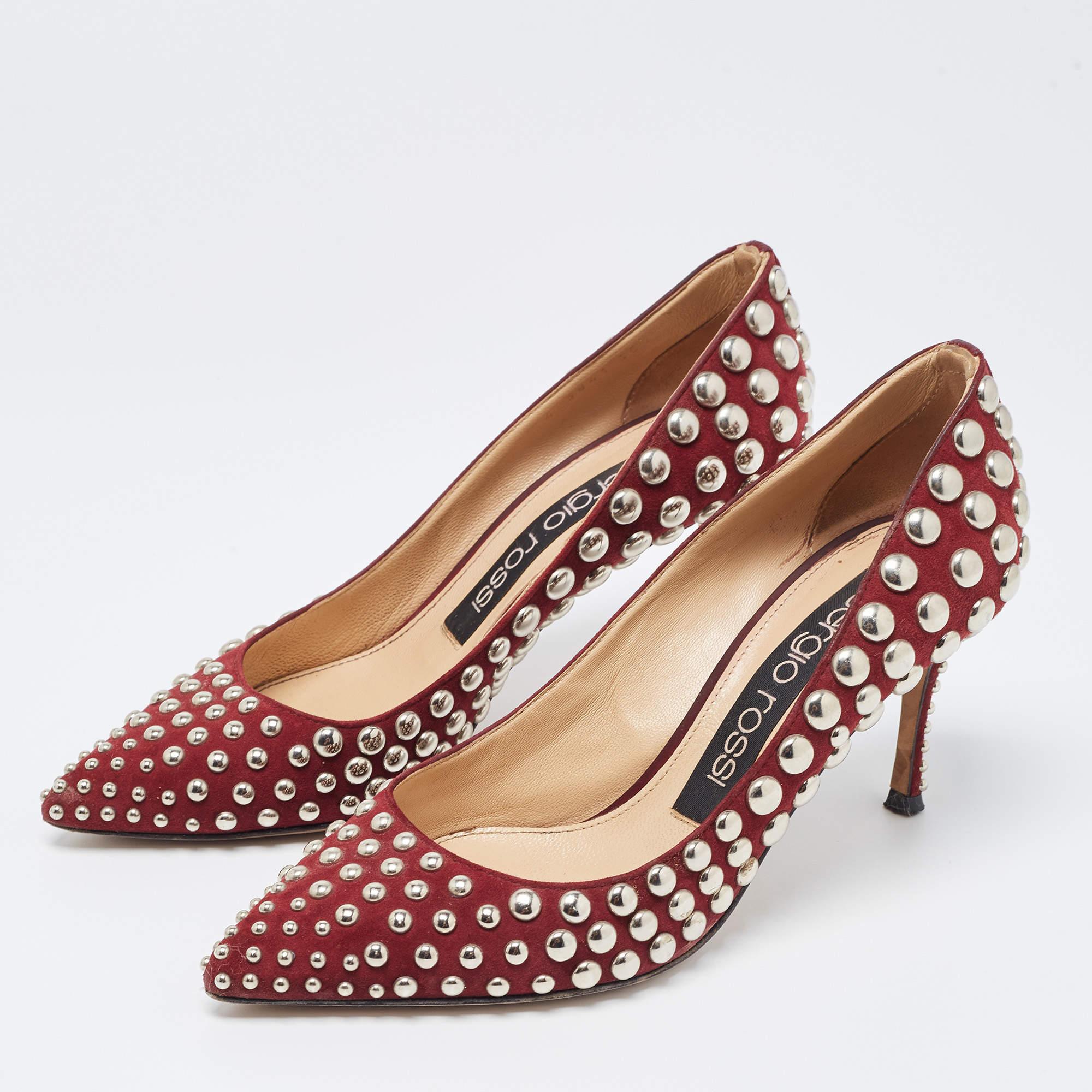 Des arches curvilignes, un attrait féminin et une structure bien construite définissent cet ensemble d'escarpins de créateur. Dotées de semelles intérieures confortables et de talons élégants, elles s'associent à vos tenues préférées.