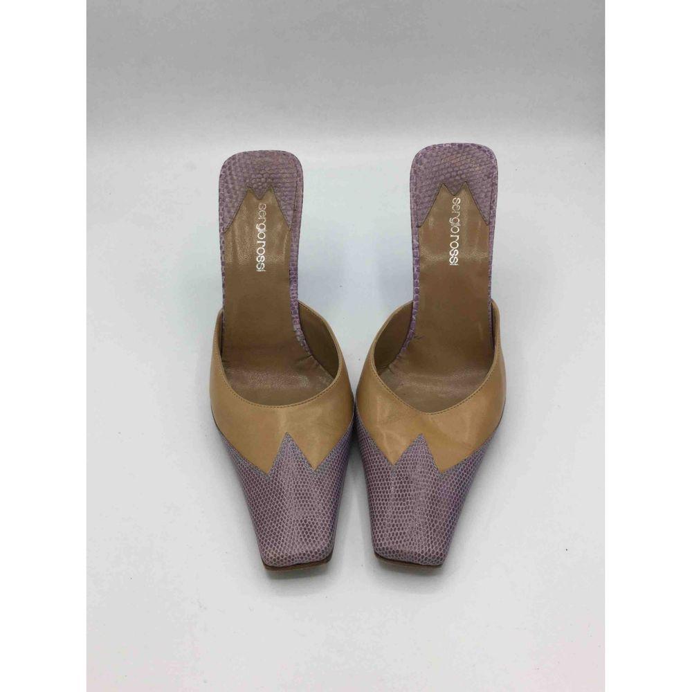 Sergio Rossi Camel Leather Sandals in Multicolor

Sergio Rossi clog in camel leather, with slightly square toe adorned with a beautiful wisteria-colored python pattern as part of the heel and heel. Insole length 27 cm and heel 9 cm The shoe is a