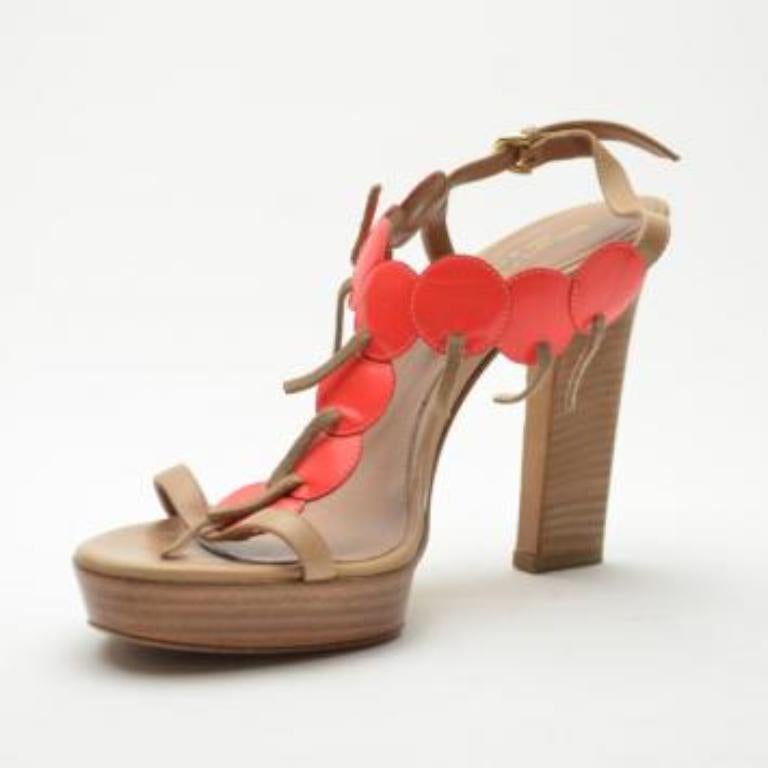 ¡Estas sandalias de plataforma Cherry de Sergio Rossi son elegantes con un toque divertido! Detalladas con unas preciosas tiras en forma de T de charol naranja cereza, estas veraniegas sandalias de puntera abierta presentan tiras de piel cruzadas en