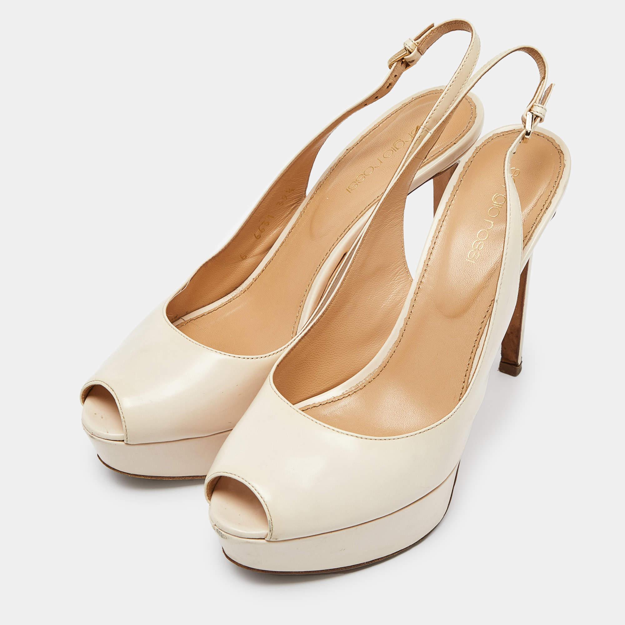Fate una dichiarazione di stile chic con queste décolleté di design. Presentano tacchi robusti e suole resistenti, perfetti per le tue uscite alla moda.
