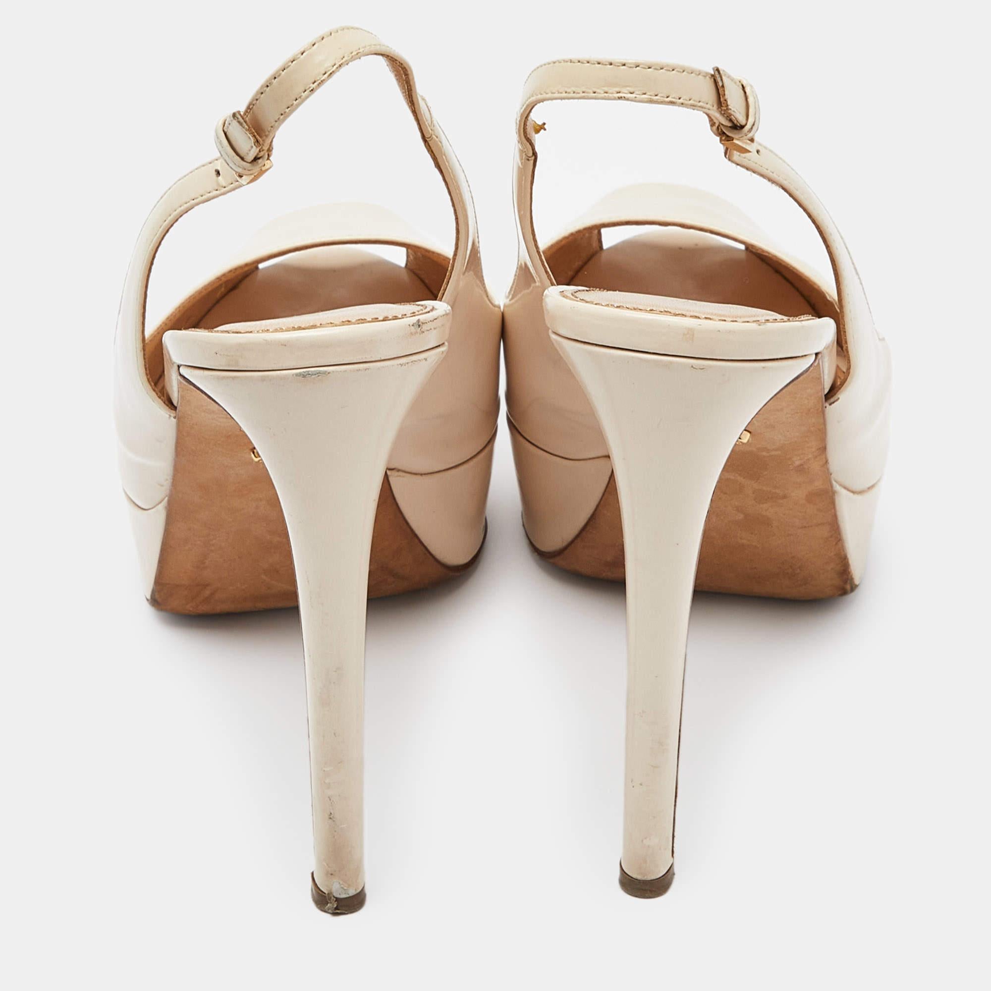 Donna Sergio Rossi, in pelle verniciata color crema, con piattaforma a spalla, misura 39,5 in vendita