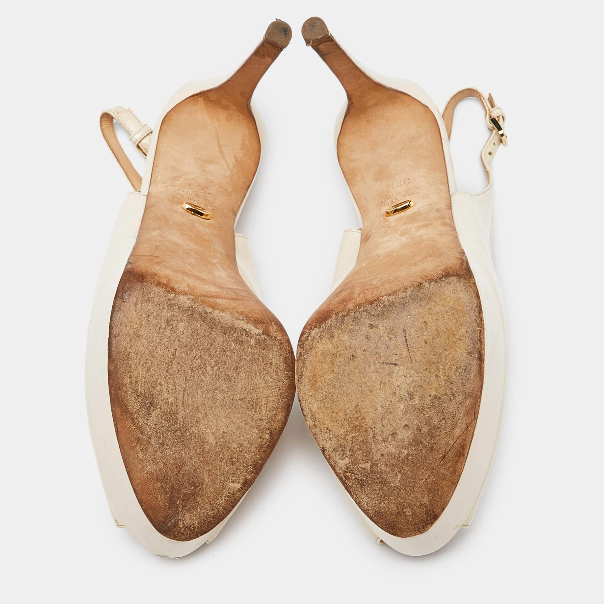 Sergio Rossi, in pelle verniciata color crema, con piattaforma a spalla, misura 39,5 in vendita 1