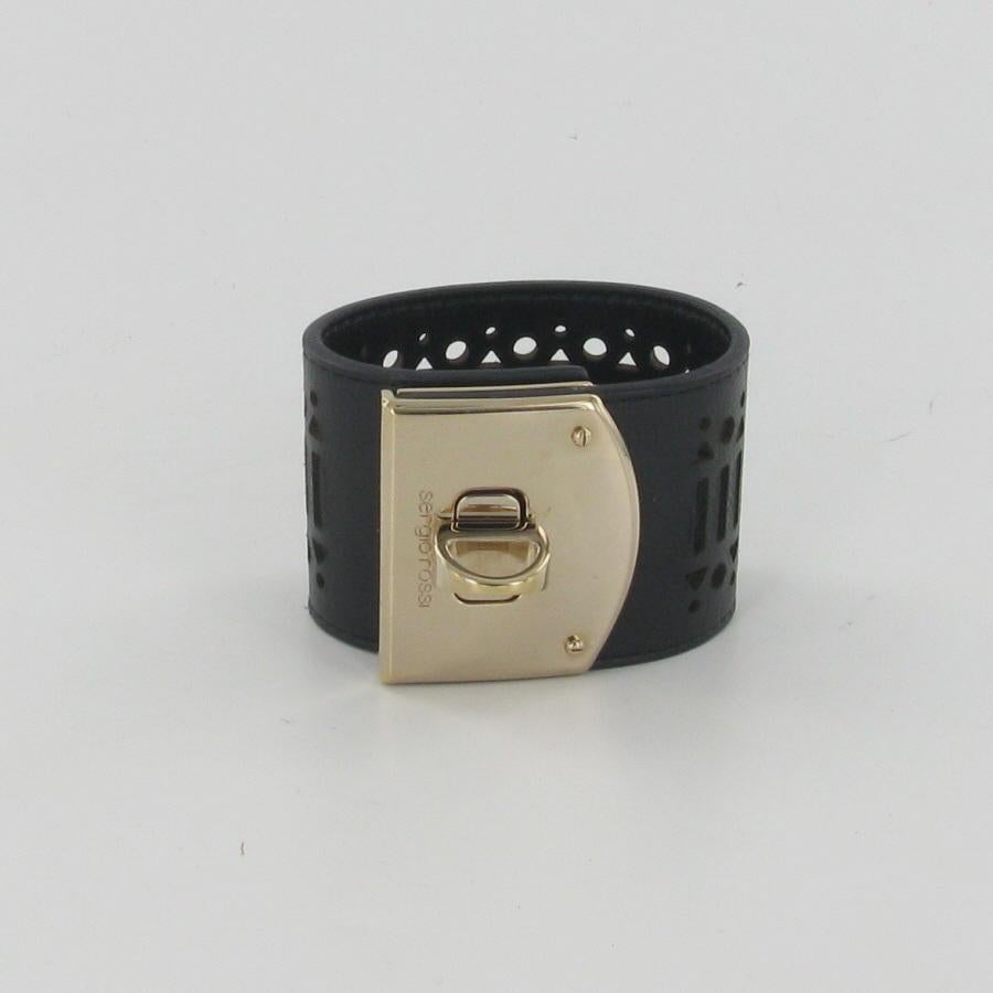 To wear without moderation. Lovely SERGIO ROSSI black leather cuff. Ruthenium closure. In very good condition.
Dimensions: Length: 21.5cm Width: 4.5cm
Delivered in a non original pouch.