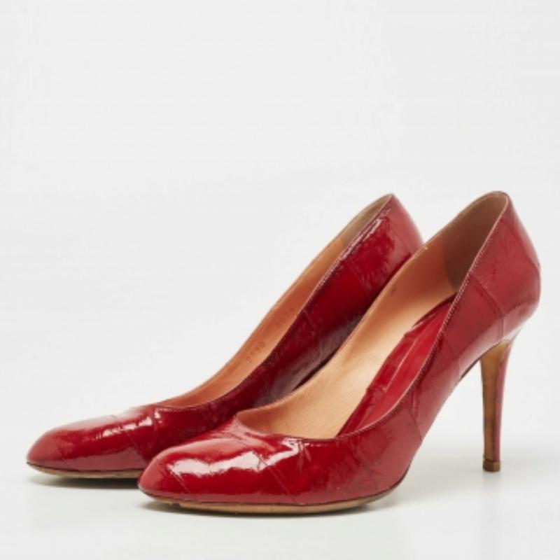 Zeigen Sie einen eleganten Stil mit diesem Paar Pumps. Diese roten Schuhe von Sergio Rossi für Damen sind aus hochwertigen MATERIALEN gefertigt. Sie sind auf robusten Sohlen und schlanken Absätzen aufgebaut.