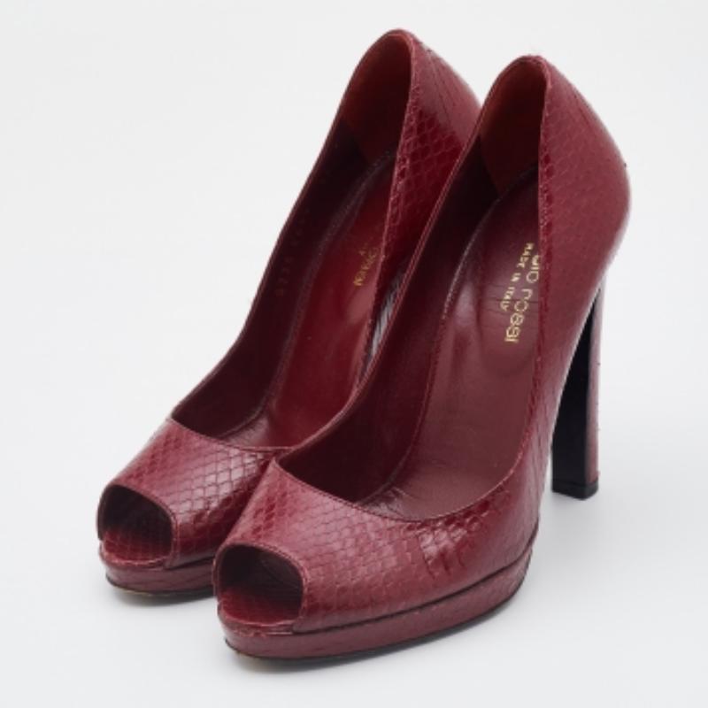 Bring class, elegance, and sophistication to your attire by wearing these pumps. Set on tall heels and styled into an attractive silhouette, these pumps are going to be your favorite pair.