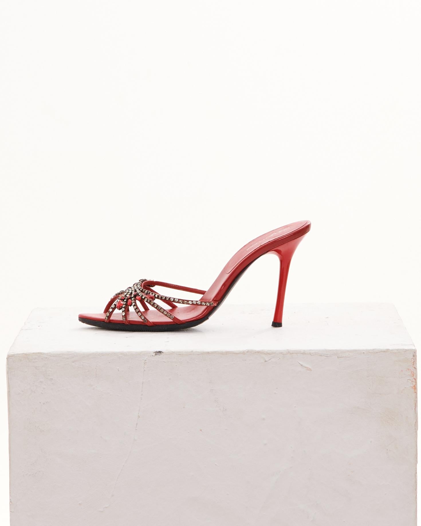 - Sergio Rossi
- Early 2000s 
- Sold by Skof.Archive
- Patent leather pointed toe mule
- Open toe
- Christal embellished 
- Made in Italy 
- Good Conditions 
- Size: EN 40