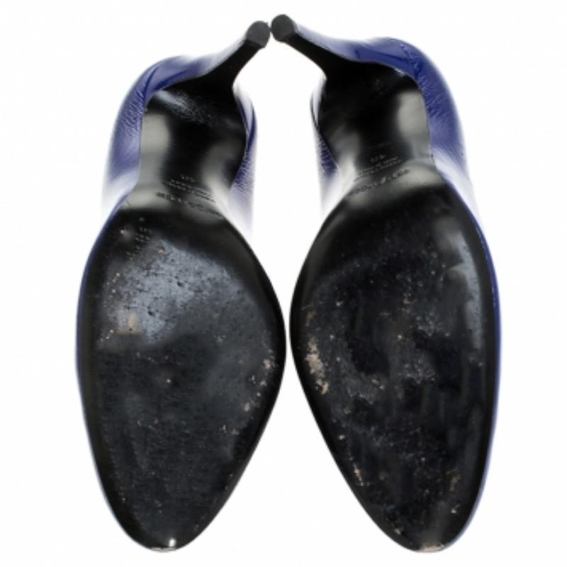 Fabricados en charol, estos zapatos de salón te harán parecer una diva. El epítome de la comodidad y la clase, este par de zapatos de salón de Sergio Rossi es ideal tanto para salidas formales como informales. Este par de zapatos de tacón azul