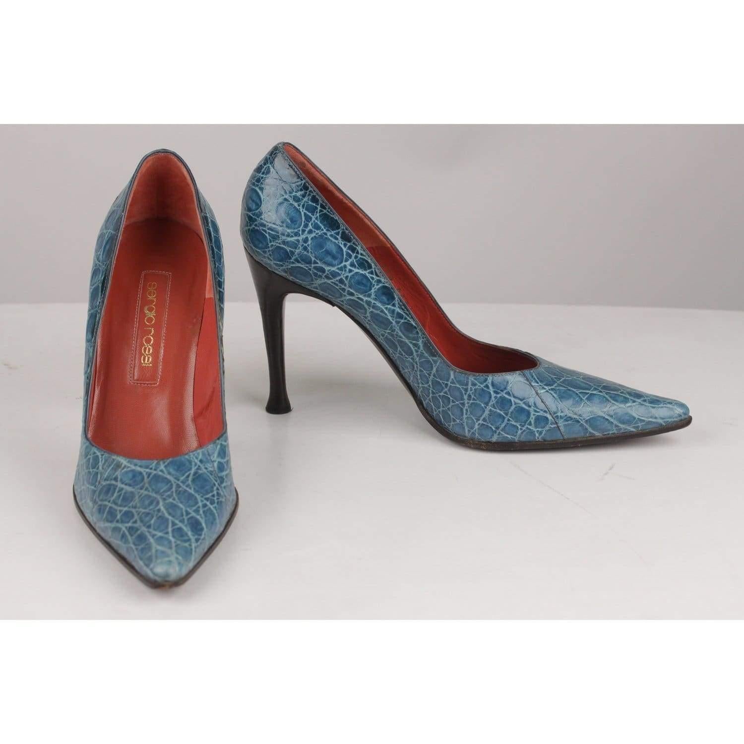 MATERIAL: Leather COLOR: Blue MODEL: Closed toe slip on GENDER: Women SIZE: 38 COUNTRY OF MANUFACTURE: Italy Condition CONDITION DETAILS: B :GOOD CONDITION - Some light wear of use - Light wear of use on the toes, some wear of use on the outsoles -