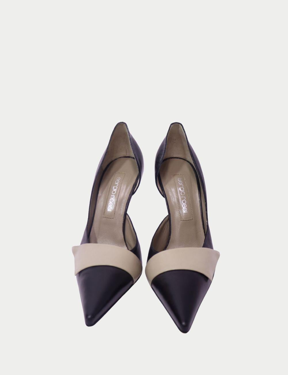 Sergio Rossi - Talons pointus en cuir beige et noir

Entrez dans l'élégance italienne raffinée avec ces talons à bout pointu Sergio Rossi, conçus sur une base de cuir noir épuré avec une bride beige contrastante sur l'empeigne. Réputées pour leur