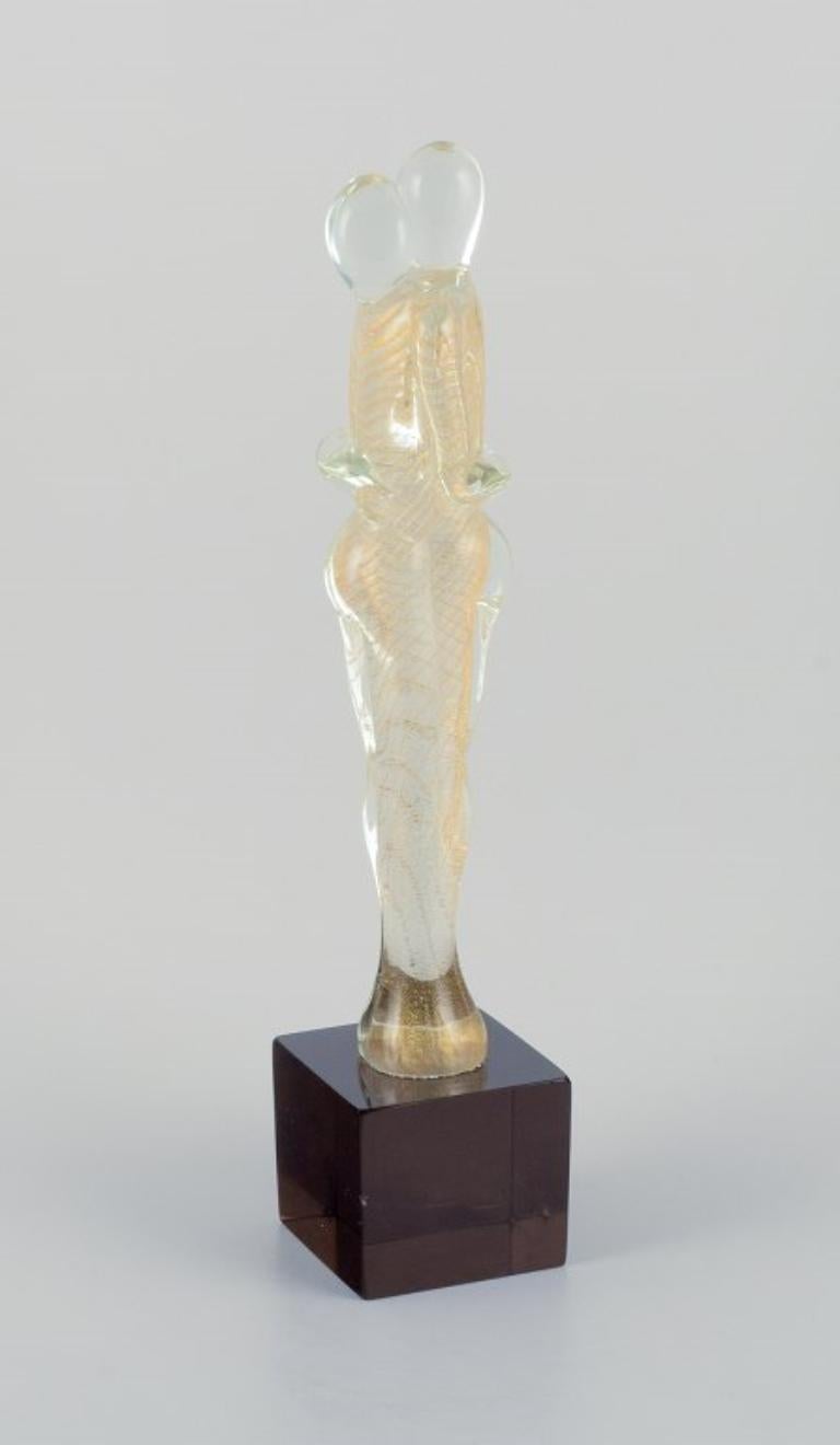 Sergio Rossi for Murano, Italy.
Large sculpture featuring a couple.
Clear art glass with gold inclusions on a smoky grey base.
Etched signature.
From the 1980s.
In perfect condition.
Dimensions: H 42.0 cm x D 9.0 cm.