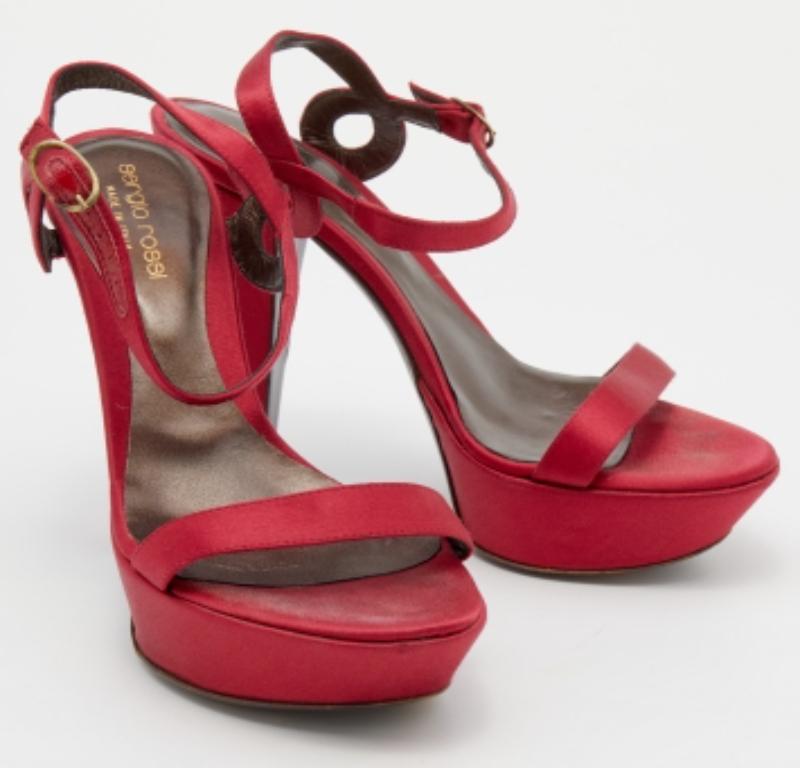 Sergio Rossi Fuchsia Satin Ankle Strap Platform Sandals Size 35.5 In Fair Condition For Sale In Dubai, Al Qouz 2