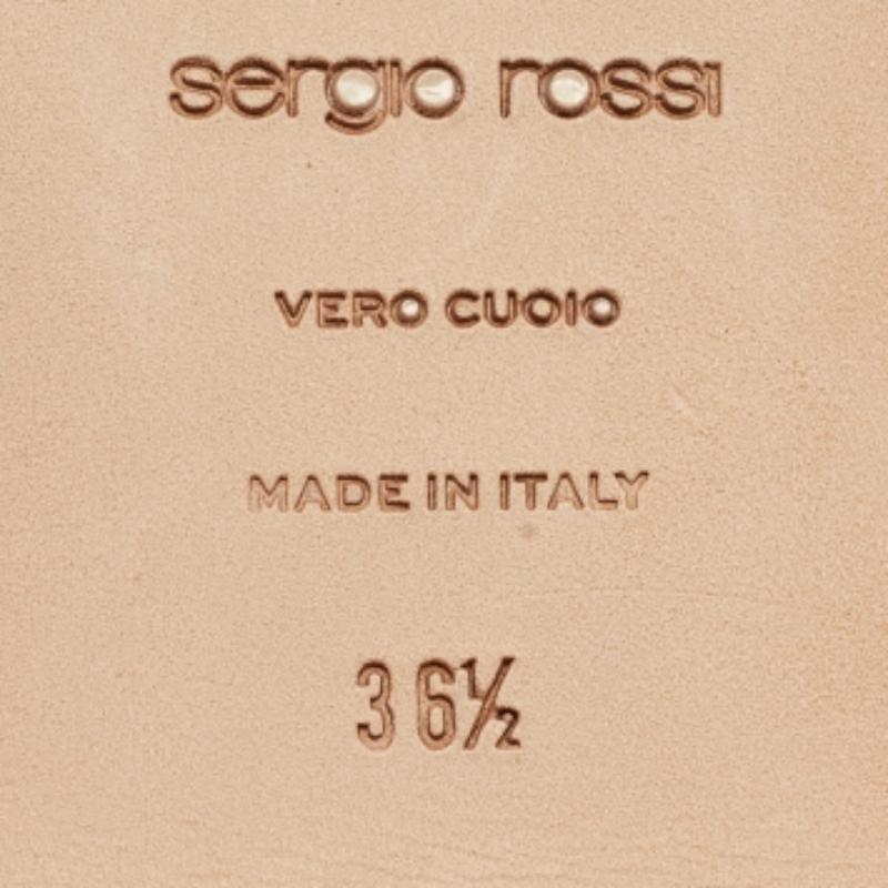 Completa tu look con estos magníficos mocasines de Sergio Rossi. Fabricados en ante dorado y beige, presentan un diseño en relieve de cocodrilo y tienen puntera cuadrada. Se completan con plantillas cómodas y suelas resistentes.