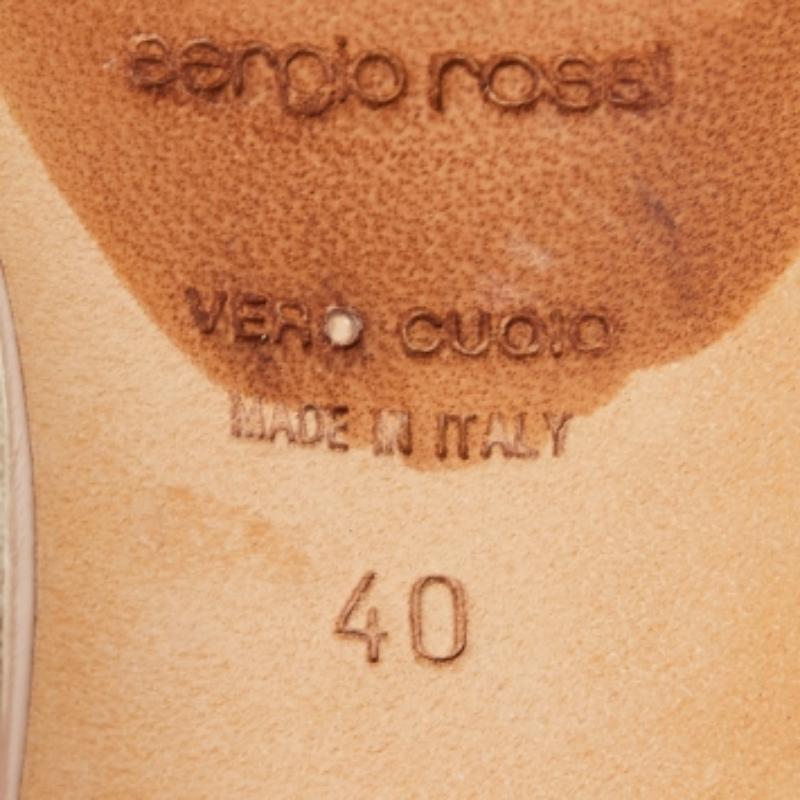 Von Sergio Rossi kommt dieses Paar Sandalen, das einfach prächtig ist. Sie wurden aus Leder mit Knoten auf dem Vorderblatt entworfen und haben eine Slingbacke. Sie sind mit 10 cm hohen Absätzen und offenen Zehen ausgestattet.