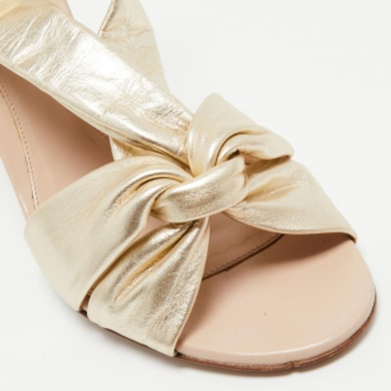 Sergio Rossi Goldfarbene Sandalen aus Leder mit Knotendetail und offener Zehe Größe  40 (Grau) im Angebot