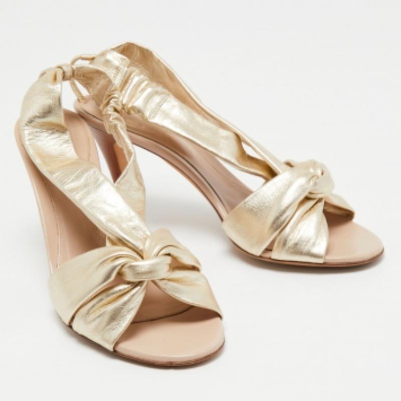 Sergio Rossi Goldfarbene Sandalen aus Leder mit Knotendetail und offener Zehe Größe  40 im Zustand „Gut“ im Angebot in Dubai, Al Qouz 2