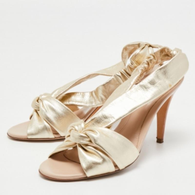 Sergio Rossi Goldfarbene Sandalen aus Leder mit Knotendetail und offener Zehe Größe  40 Damen im Angebot