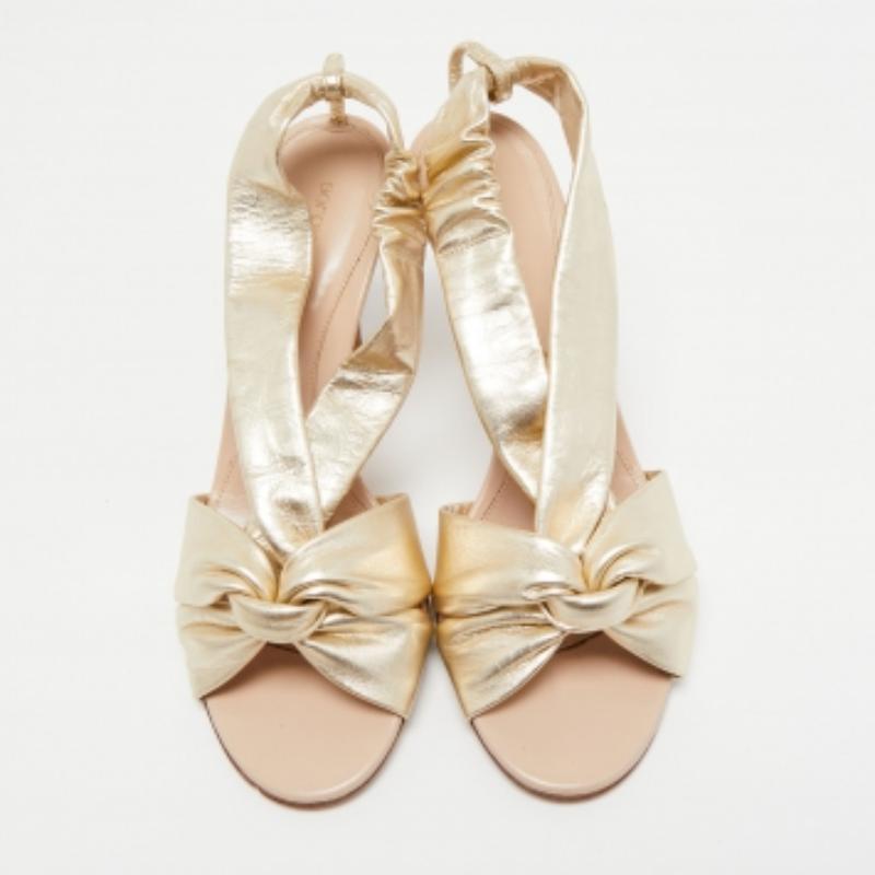 Sergio Rossi Goldfarbene Sandalen aus Leder mit Knotendetail und offener Zehe Größe  40 im Angebot 1