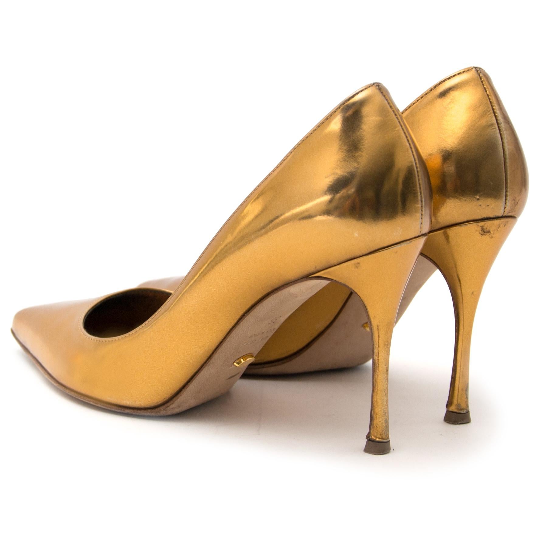 Good preloved condition!

Sergio Rossi Gold Metallic Pump - Size 36

This gold-tone metallic pump by Sergio Rossi features a mid-high heel and a pointed toe.
It's the perfect piece to make you shine all night long!
