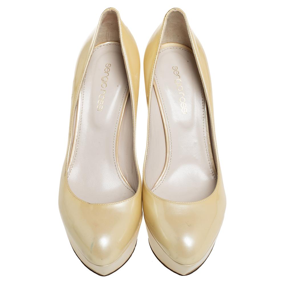 This pair of gold pumps from the luxury house of Sergio Rossi is a closet essential. These pumps made from patent leather feature platforms and 13 cm heels. Style them with formals, casuals or evening wear.

