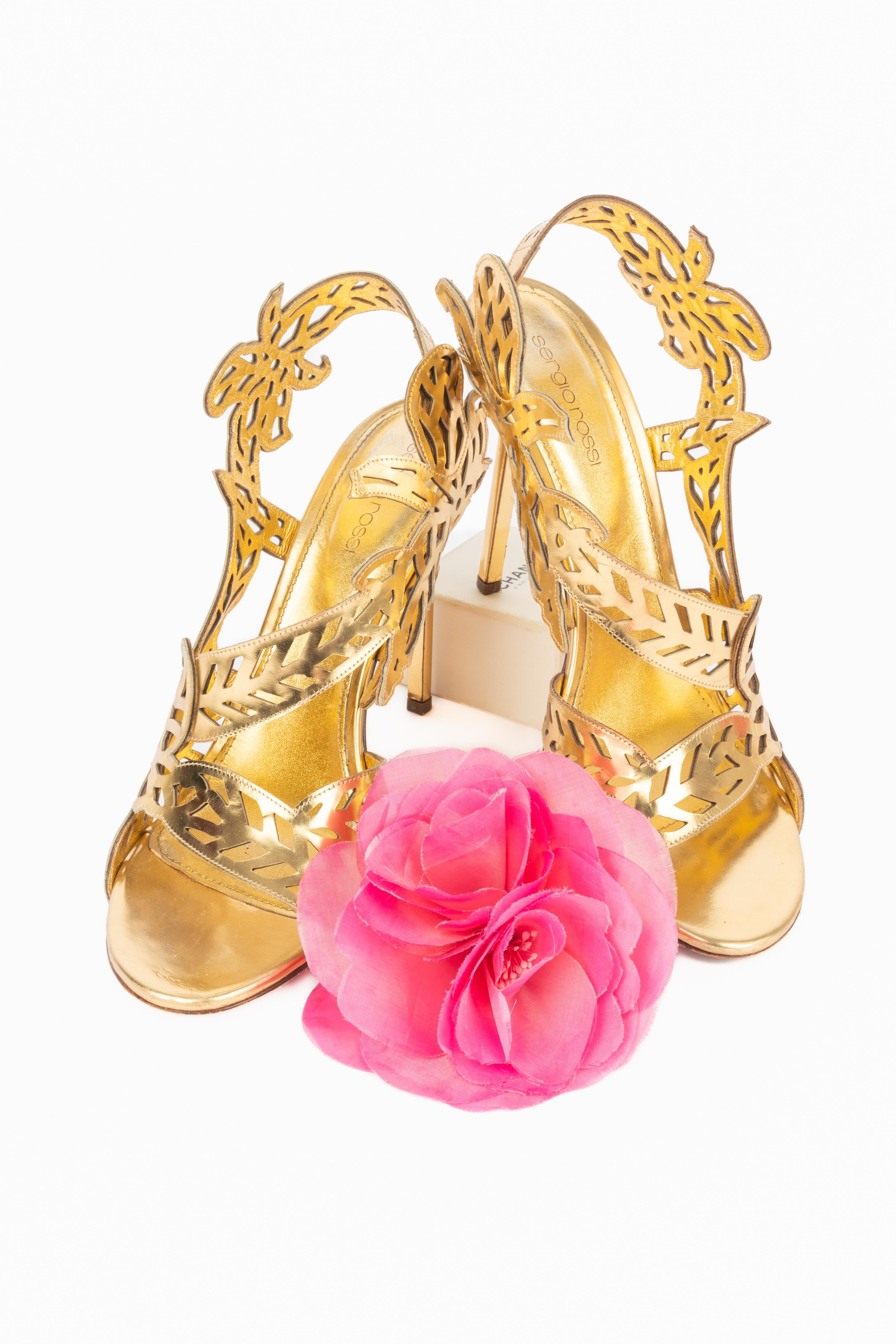 SERGIO ROSSI -(Made in Italy) Stilettos in pelle dorata traforata. Taglia 40.5FR indicata.

Condizioni:
Buono stato

Dimensioni:
Altezza del tacco: 12 cm

SKU:CH58