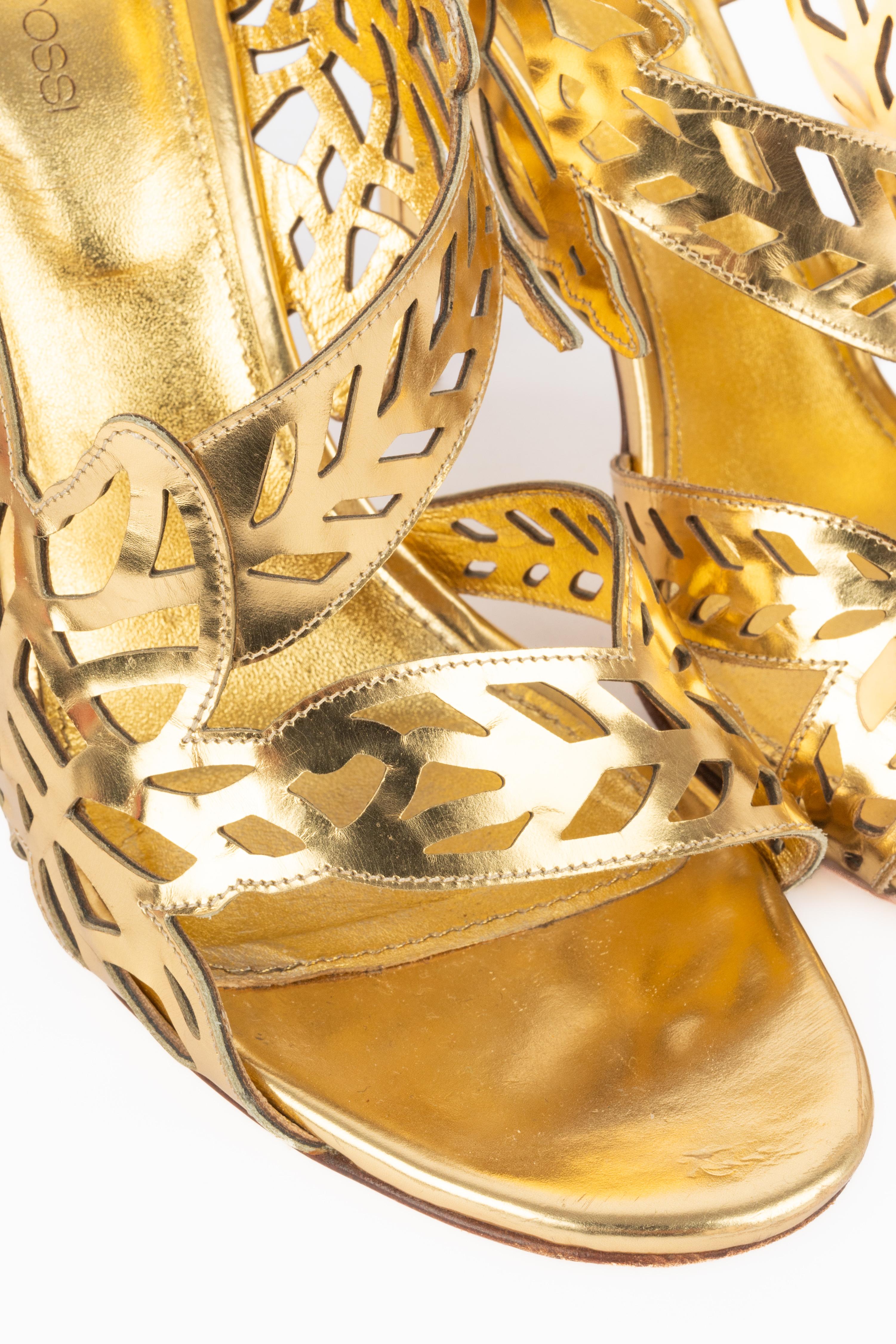 Sergio Rossi, tacchi a spillo in pelle dorata in vendita 2