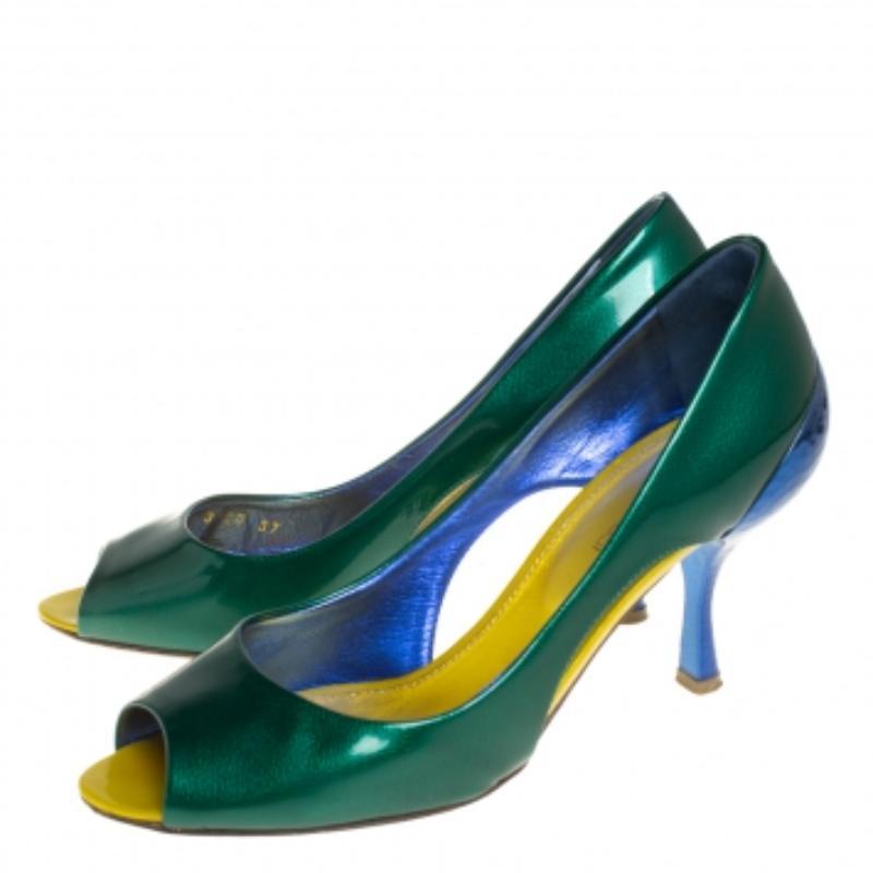 This pair of eye-catching pumps from Sergio Rossi is just what you need to take your style quotient a few notches higher. Designed to project an impressive style statement, these patent leather pumps feature peep toes, cut-out details, and 8 cm
