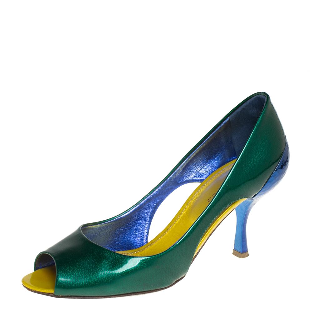 This pair of eye-catching pumps from Sergio Rossi is just what you need to take your style quotient a few notches higher. Designed to project an impressive style statement, these patent leather pumps feature peep toes, cut-out details, and 8 cm
